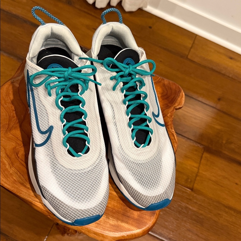 Nike Air Max White and Blue Sneakers - Picture 2 of 6